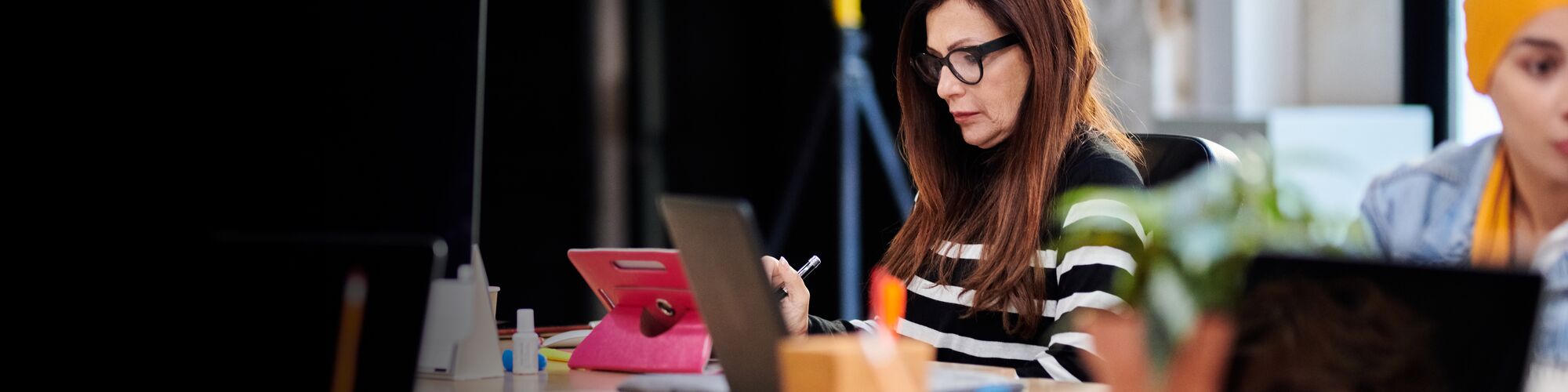 Stocksy_3647500_office collab_6x1