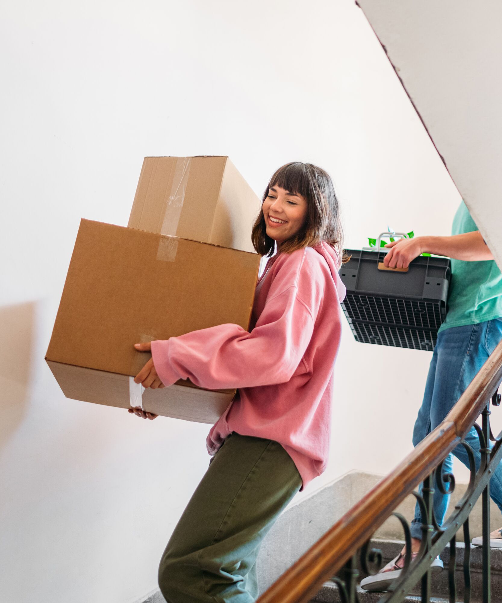 Stocksy_3973003_moving_5x6