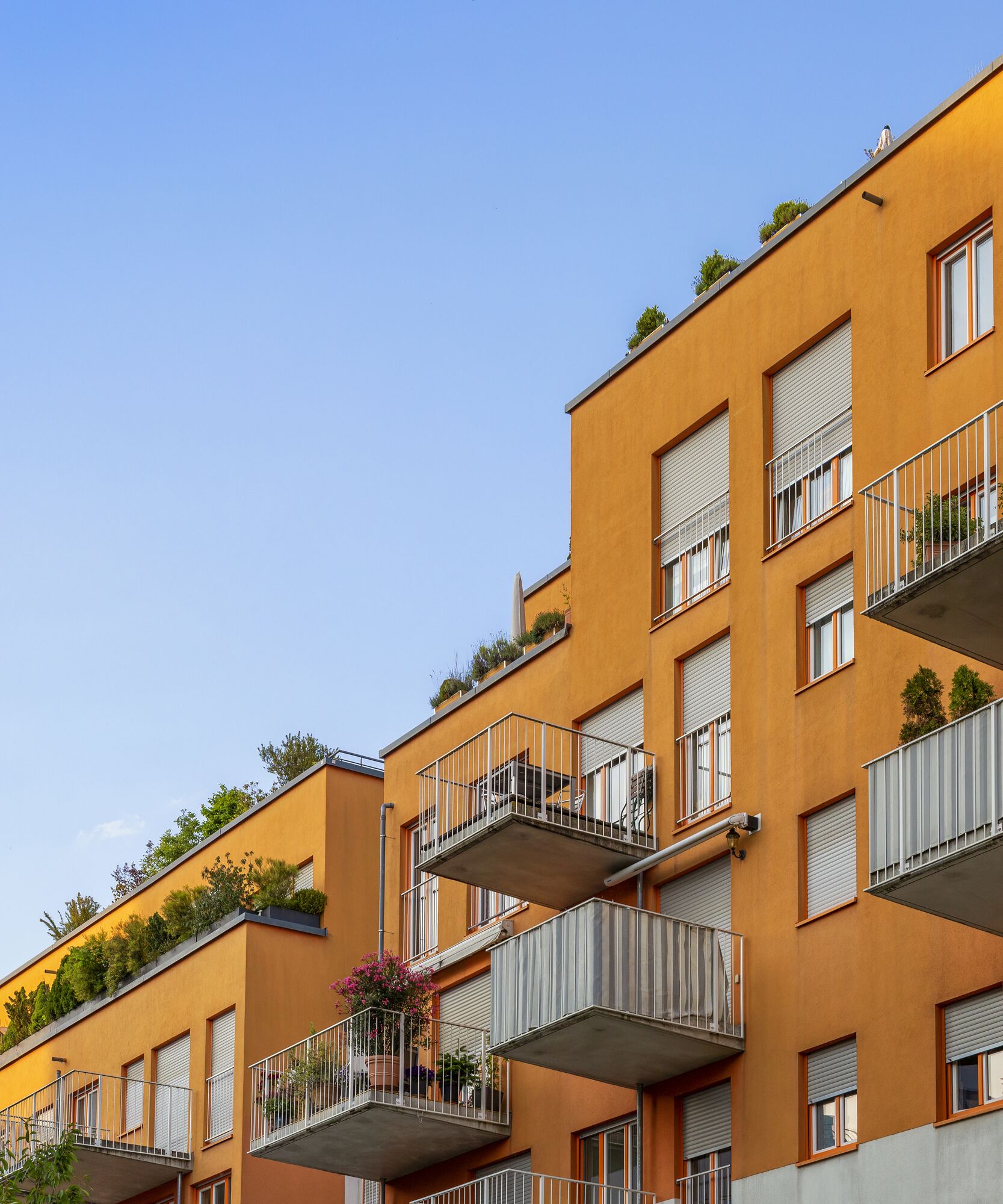 GettyImages-2216511333_ornage building_5x6