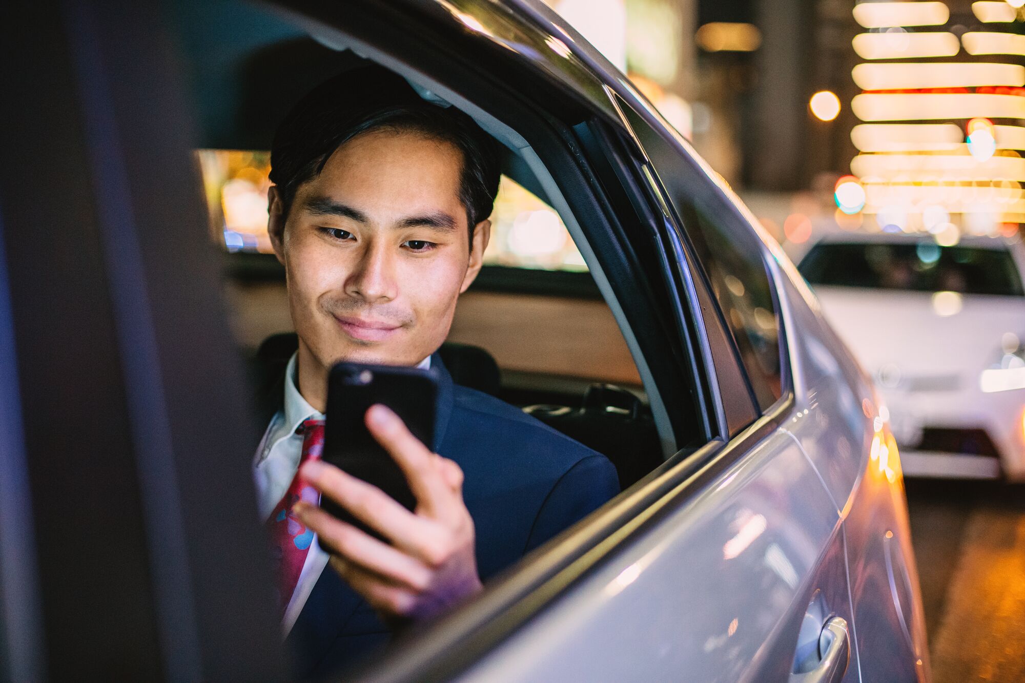 Man in car with phone_getty-482770638-HR