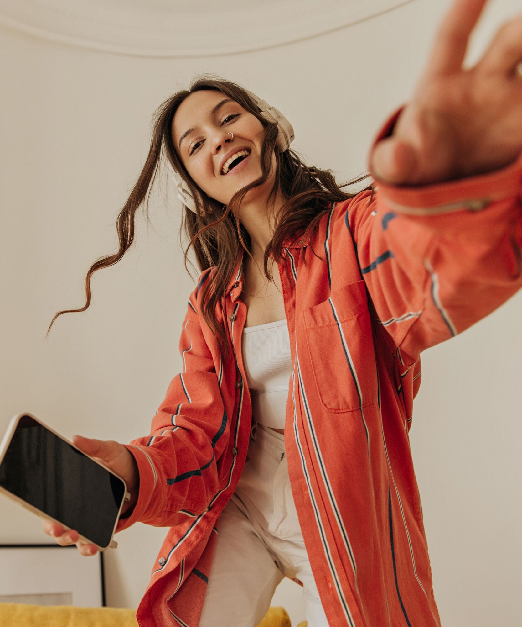 AdobeStock_486937968_dancing_5x6