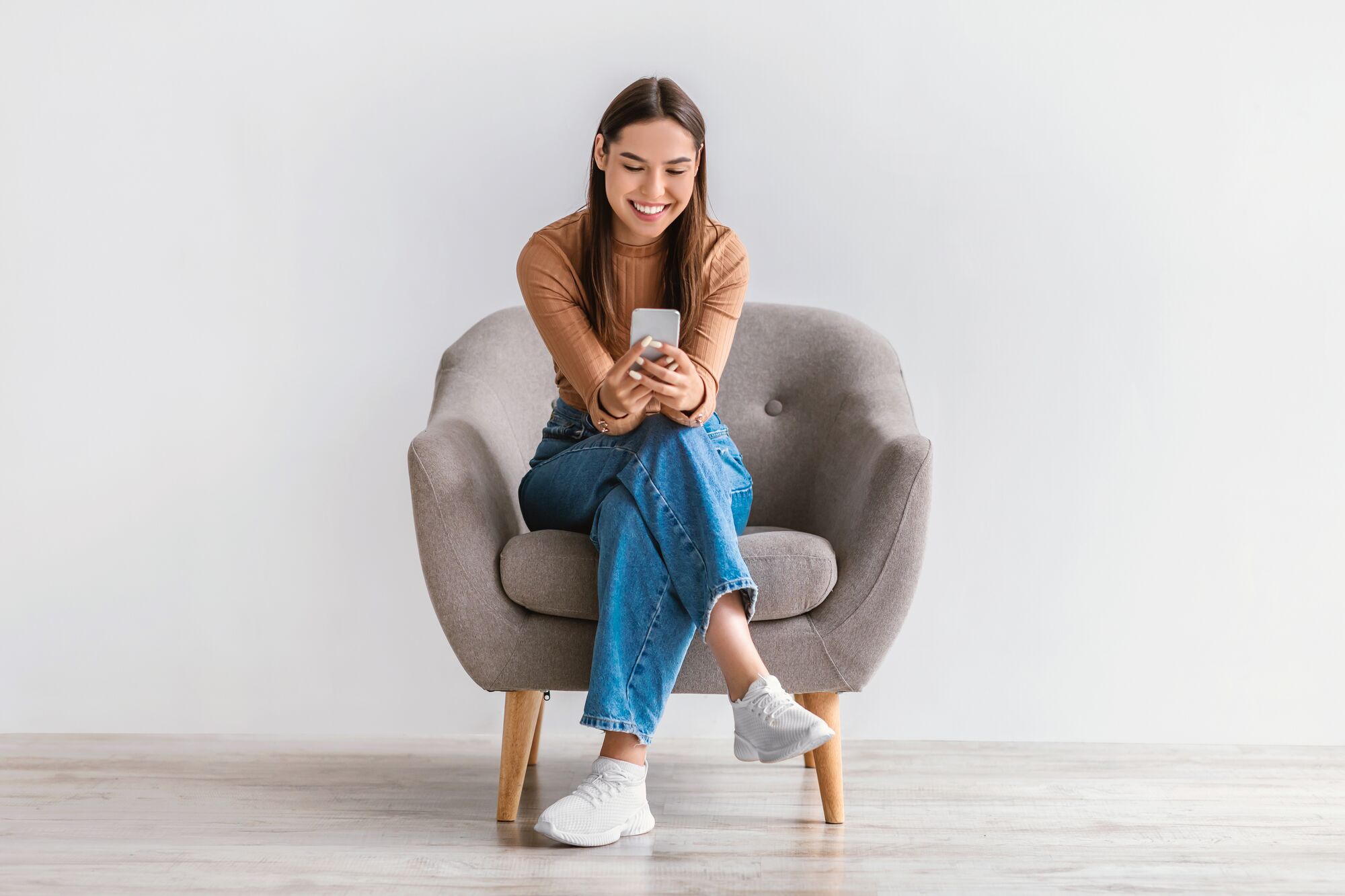 CL-MOBILE-LadySittingPhone-GettyImages-1347867391