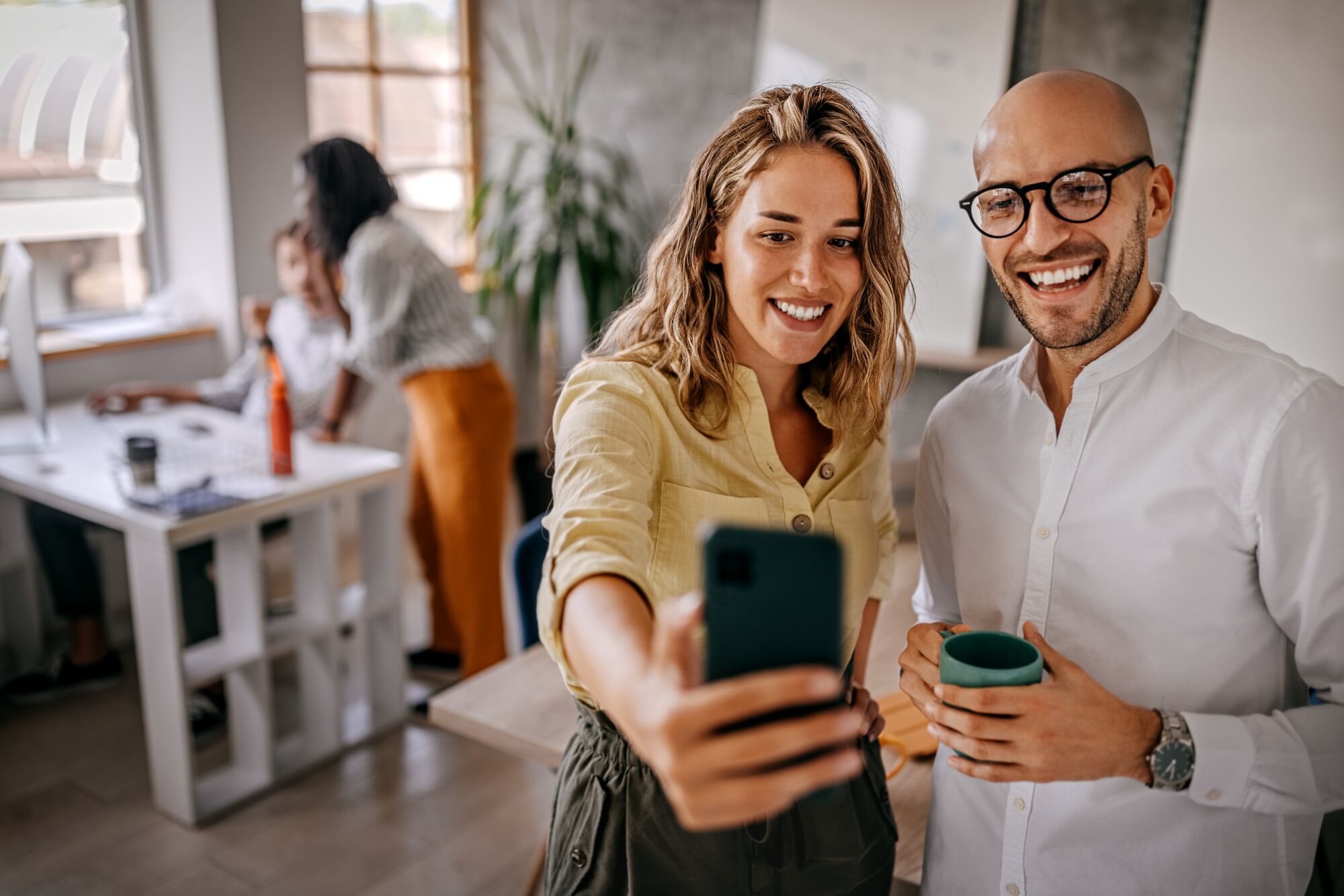 CL-MOBILE-coworkers selfie-Getty-1356070847